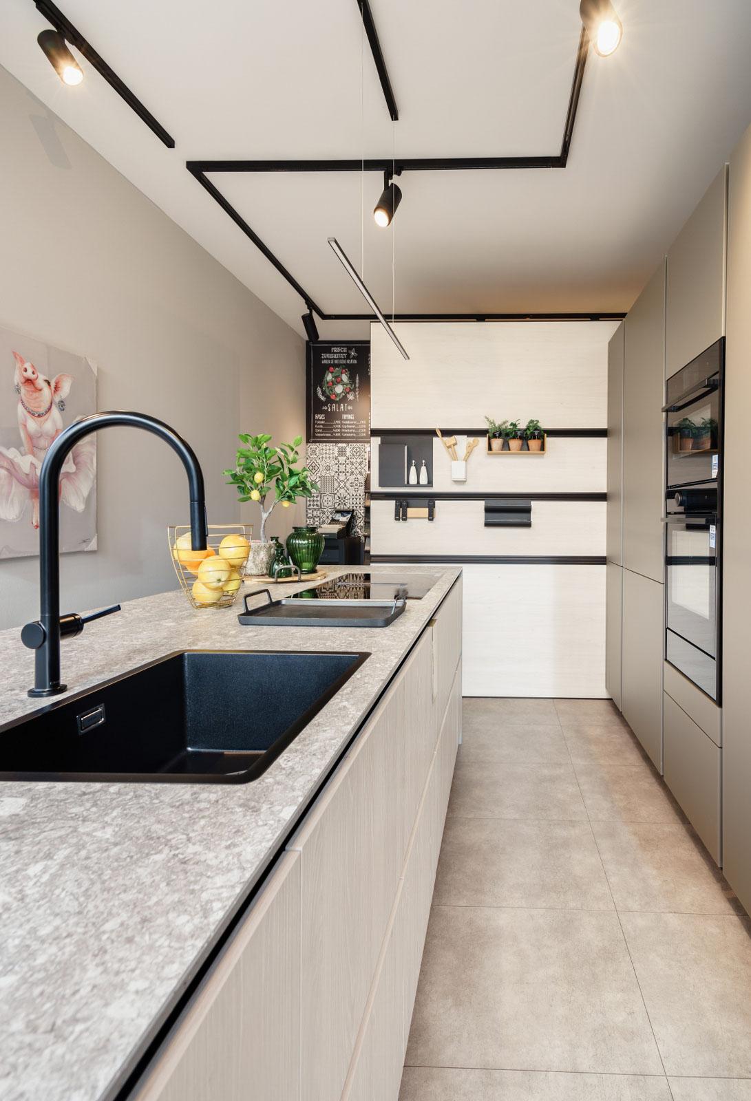 befine_bliestle_moderne Küche mit Naturstein
